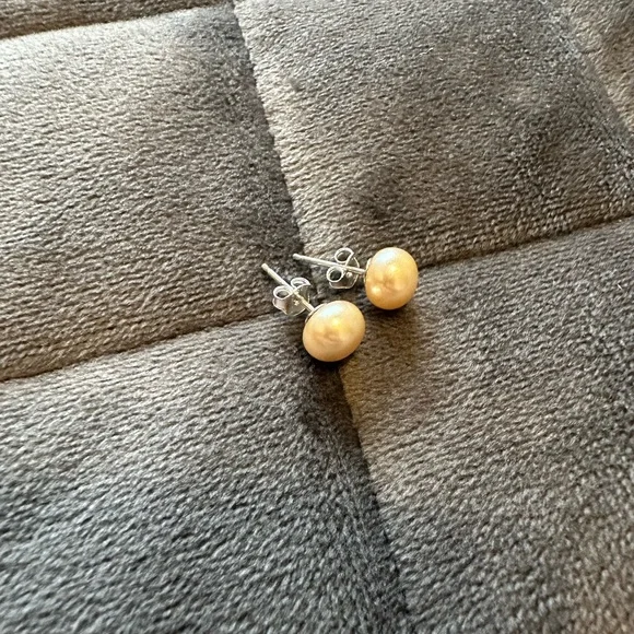 Honora Irredescent gold pearl stud - Picture 5 of 8